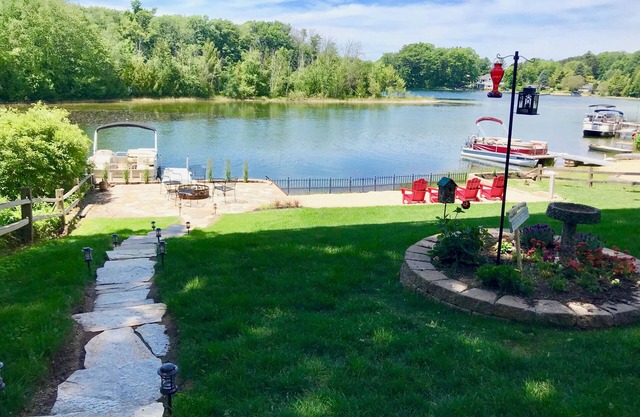 Authentic Log Cabin on Beautiful Silver Lake. Pet Friendly!