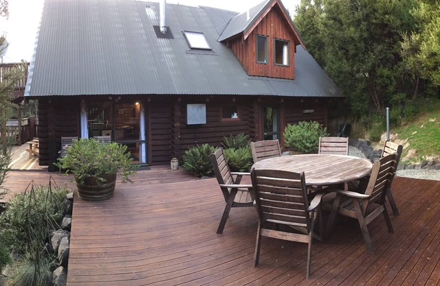 Authentic log chalet serene and secluded with outdoor spa