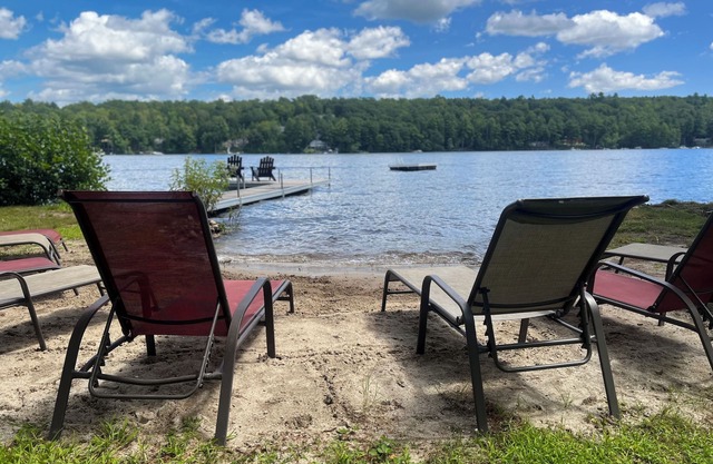 Authentic ME 4 BR log cabin on flat land, sandy beach, Little Sebago waterfront