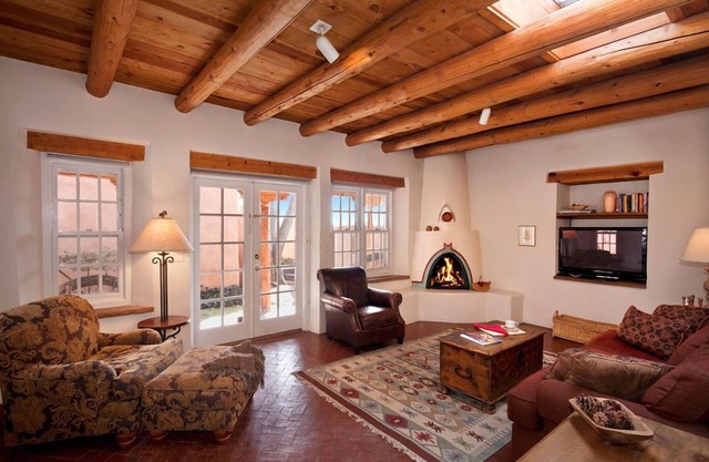 Authentic Southwest Elegance ~Walk to Plaza, Kiva Fireplaces, Private