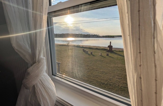 Autumn Beachfront Retreat - Coastal Calm & Comfort