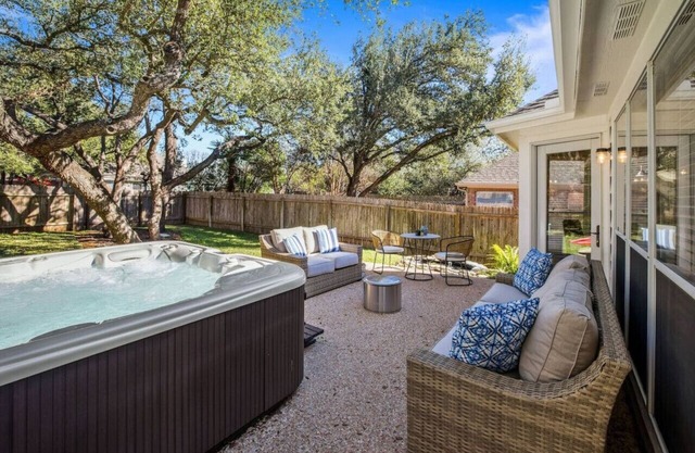 'Autumn Fire' -Hot Tub! Fully Equipped Kitchen!