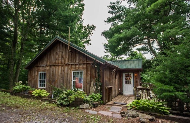 Autumn Ridge- Cozy cabin in the Blue Ridge Mountains with a bubbly hot tub!