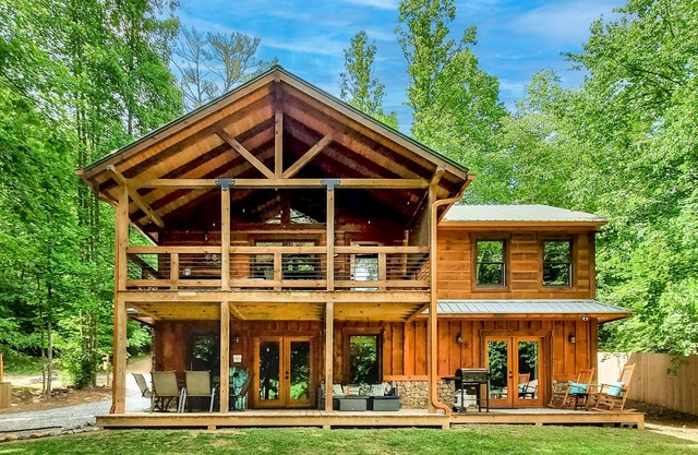 Autumn's Bend! Creekside Peaceful Cabin Getaway! Games -Firepit -BBQ -Foosball