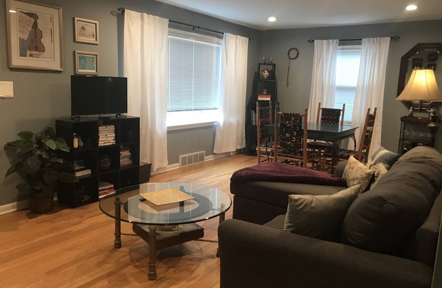 Available again Nov 2024! - #StayArtsyCOS adorable downtown home, dog-friendly