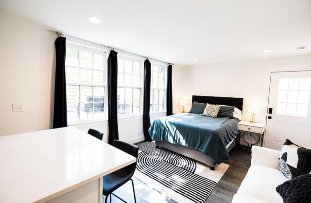 Available CMA Week! Hot Tub! 12 South Dolly themed safe beautiful + walkable!