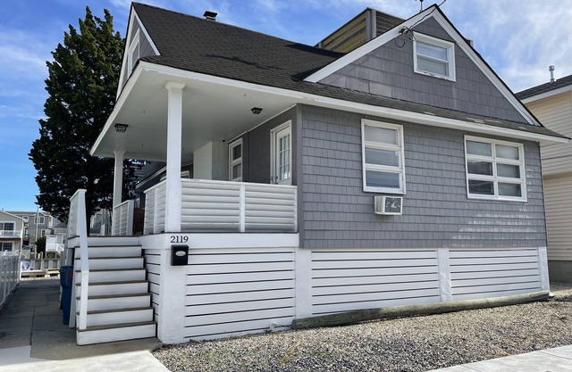 AVALON, 1st floor Beautiful view ON THE BAY over the 21 street bridge. Sleeps 8