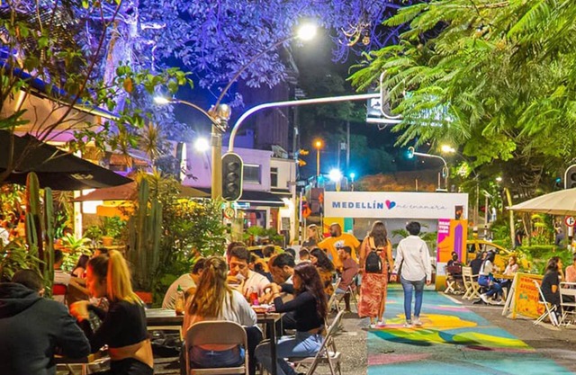 Avenida el poblado con terraza