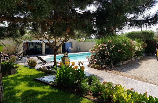 AVIGNON, detached villa of 110m2 with private pool, golf course .
