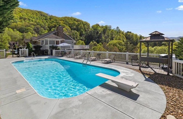 AVL Mtn views, Pool, Hot Tub, Game & Movie Room!