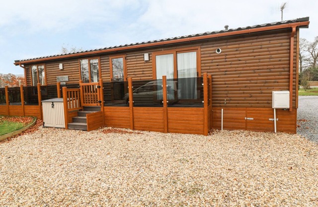AVONAL LODGE (24), family friendly, with a garden in Dunning