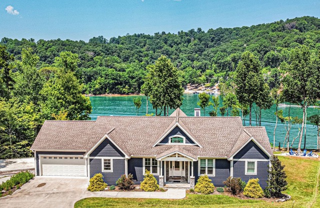 "Awake" on Norris, THE luxury rental on Big Creek