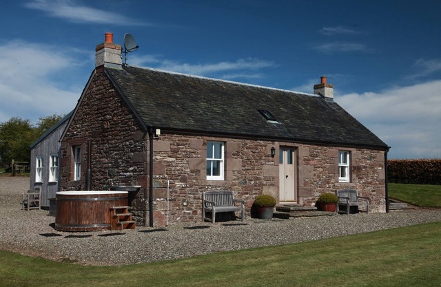 Award-Winning 5 Star Luxury Private Retreat - Hot Tub, Tennis, Fishing, Horses