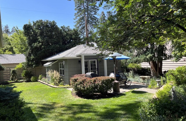 Award winning Downtown Cottage Retreat-Fall stays available. EV charger-