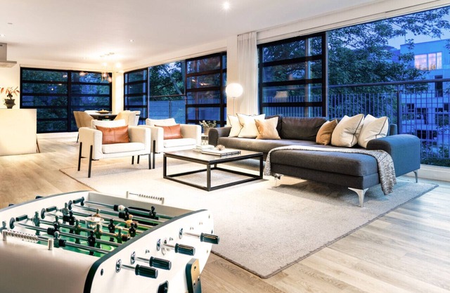 Award Winning Stunning Modern Glass Wall Penthouse, Leicester City Centre Treeside Views