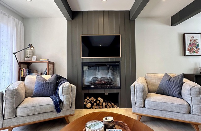 'Away' in Haliburton~ hottub, kayaks, hygge living