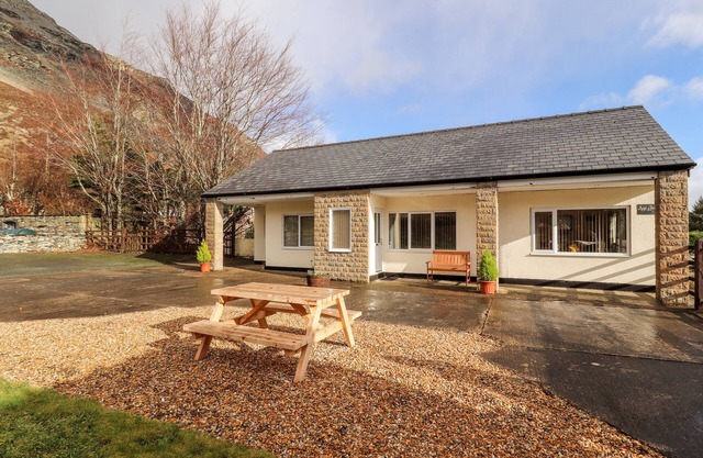 AWEL Y BERWYN, pet friendly, with a garden in Llangynog