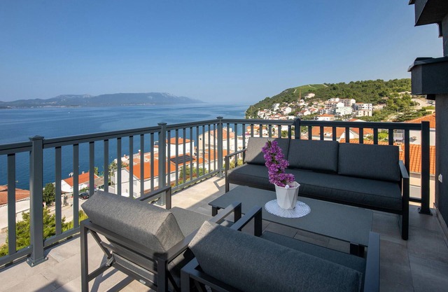 Awesome apartment in Komarna with WiFi