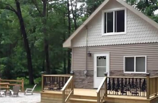AWESOME CABIN CLOSE TO BEACHES, CASINO, CANOEING, AND HIKING!!