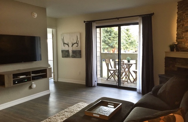 Awesome Deal on Beautiful Remodeled 2 Bedroom! Great Location, View, Pool & Spa!