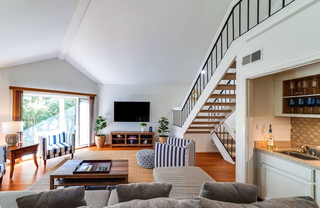 Awesome End Unit Spinnaker! 3 BR Close to Beach w/Amenity Cards! Pet Friendly!