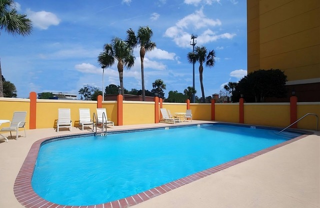 Awesome Find! 1 Chic Unit, Pool, Breakfast, Parking, Close to Attractions.