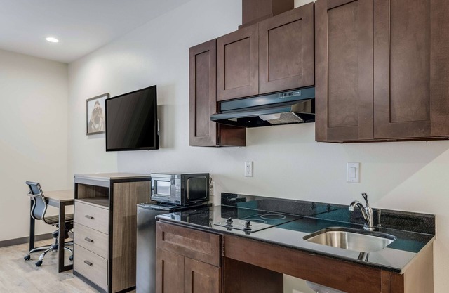 Awesome Find! Near Typhoon Texas Waterpark, FREE Parking, FREE Breakfast!