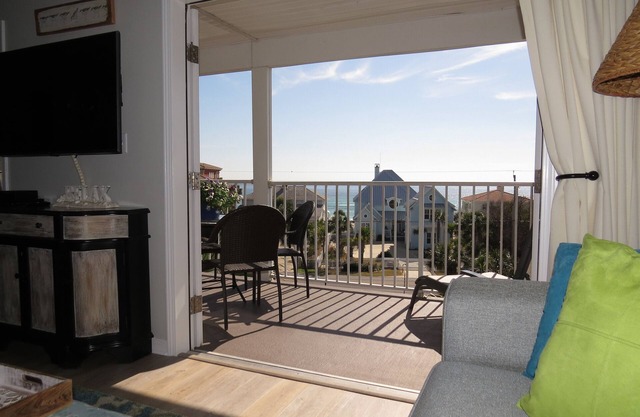 Awesome Gulf View from 4th Floor Balcony, Free WiFi! NETFLIX incl! Pickleball.