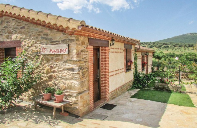 Awesome home in Aldeanue. de la Sierra