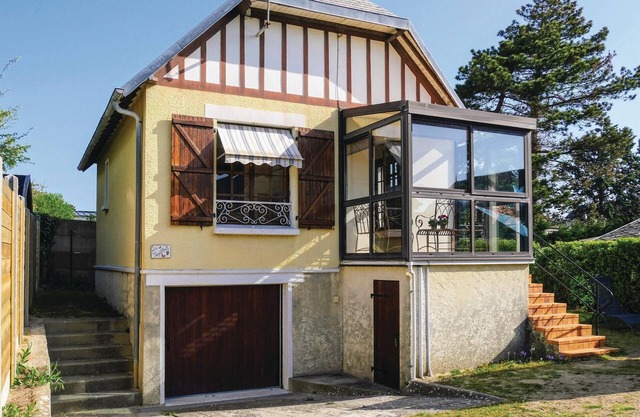 Awesome home in Hauteville-sur-Mer