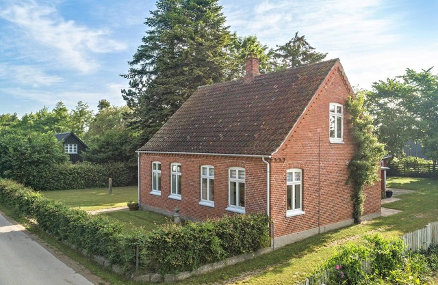 Awesome home in Bogø By with kitchen