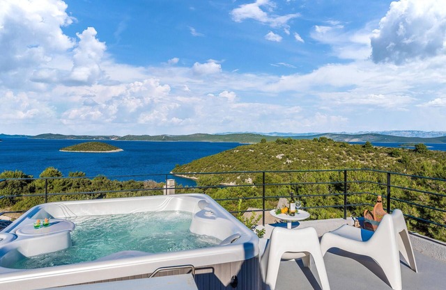 Awesome home in Dragove with WiFi