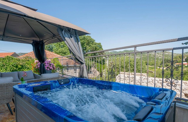 Awesome home in Ploce with jacuzzi