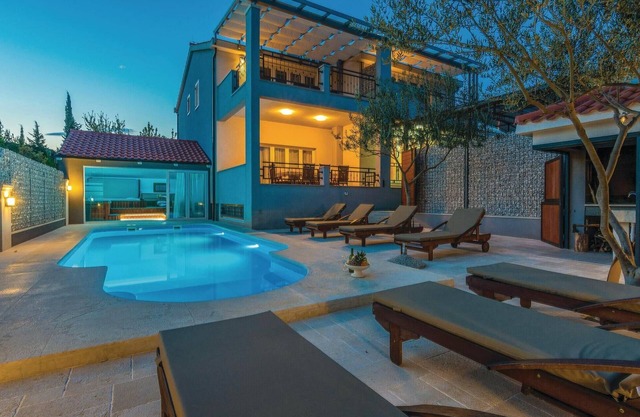 Awesome home in Pridraga