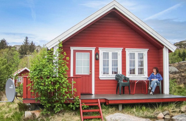 Awesome home in Spangereid with kitchen