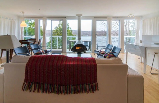 Awesome Lakefront:2 br modern, c/a, frplace, view