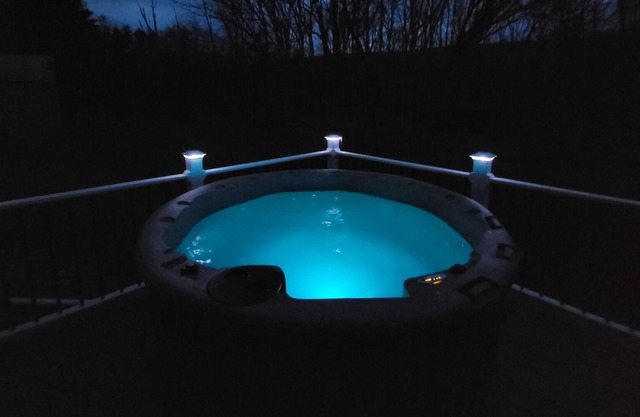 Awesome outdoor hot tub! Great discounts for longer stays!