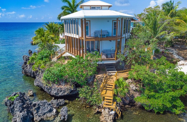 Awesome over the water overlooking West End - Aire Agua