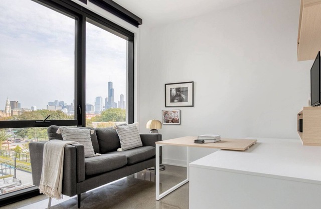 Awesome Pilsen Studio w/Rooftop, Dog Run & Gym, nr L, by Blueground