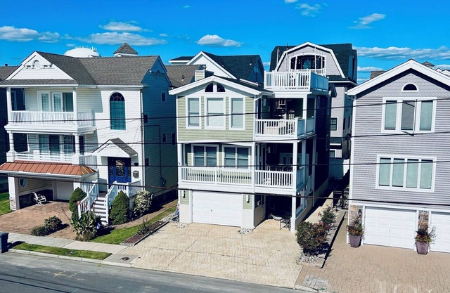 Awesome SINGLE FAMILY HOUSE- 6 HOUSES FROM BEACH-Quiet southern end