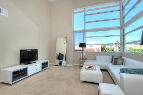 Awesome Top Floor 2-Bedroom with Balcony