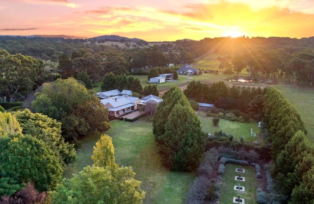 Aylmerton House + Cottage for 14, Southern Highlands