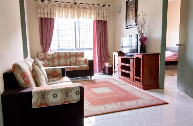 Azai Homestay dRoyal Lily - Musslem only