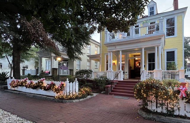 Azalea Inn and Villas