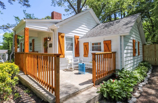 ⭐️Azaleas Cottage⭐️ 🐕🏟️📚🍔🏊‍♀️