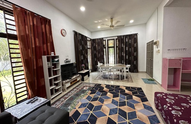 Azzahra Homestay Pekan with 3 Bedrooms fully airconditioner