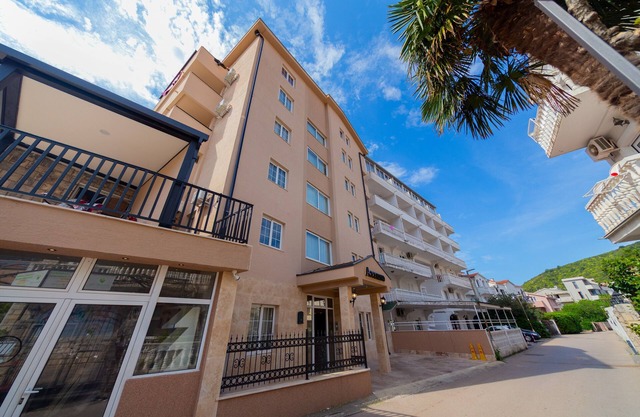 Azzuro Apartments
