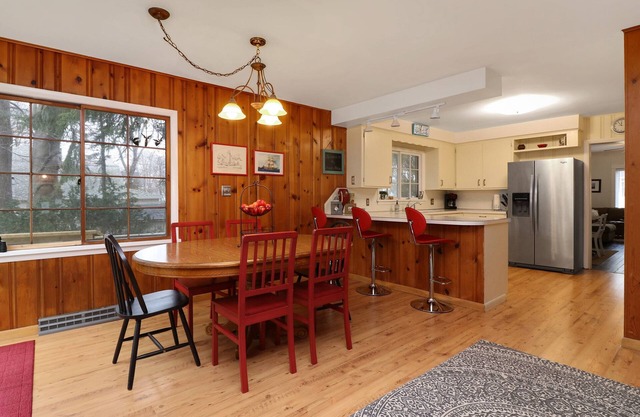 B and B's Beach House Accommodates Eleven Guests In 5 Bedrooms 2 Full Baths!