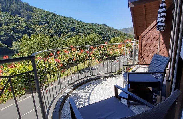 B&B Haus Moselliebe - Comfort room with balcony and Moselle view