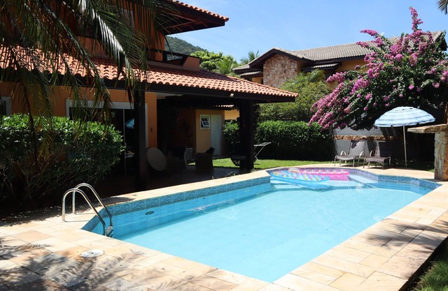 BEAUTIFUL, LARGE AND COZY HOUSE CLOSE TO THE BEACH, GATED COMMUNITY, SWIMMING POOL, BARBECUE